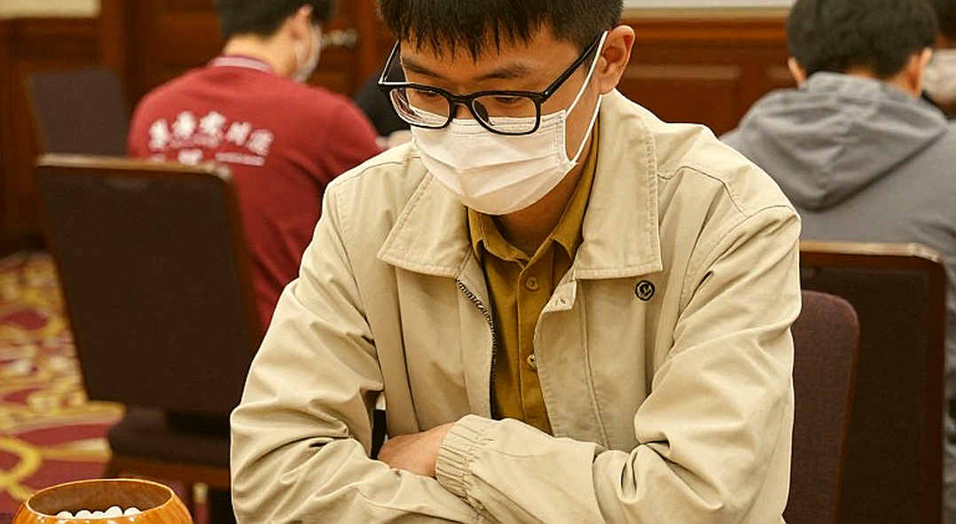Nước cờ 9...a5: lối thoát của người chơi cờ trước mê cung máy tính