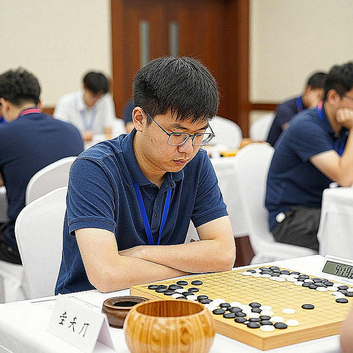 Nepomniachtchi làm Carlsen run rẩy, rồi vượt qua Sindarov trên đồng hồ tại GCL 2026