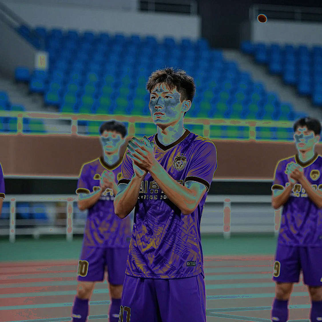 Bên ngoài cánh cửa phòng thay đồ: Khi World Cup của đội tuyển Mỹ được định đoạt bằng một lá đơn và một cuộc điện thoại